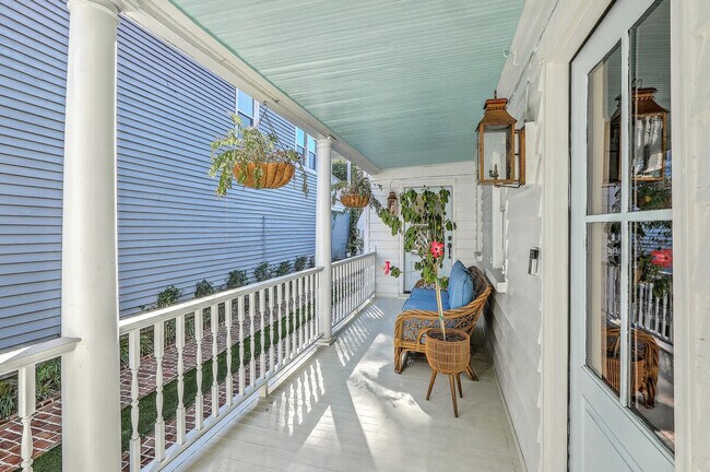 Building Photo - 38 Bogard St