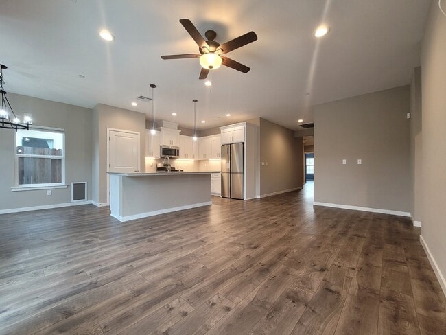 Building Photo - 1353 Molly Ave