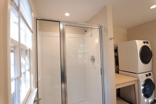 Building Photo - Renovated 2 Bedroom, 2 Bathroom Home in Hi...