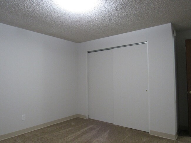 Building Photo - Remodeled Huge 4 Bedroom Townhome
