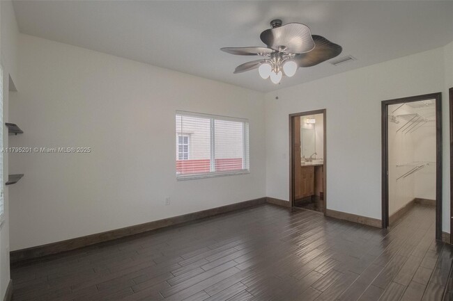 Building Photo - 3722 Royal Palm Ave