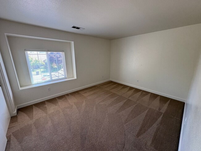 Building Photo - 2 Story Home Near Shopping Center Rent Ready!
