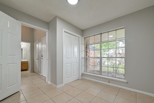 Building Photo - Spacious 4 Bedroom Home With Large Backyard!