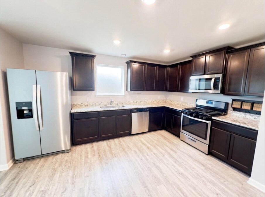 Building Photo - 1093 Sunset Ave