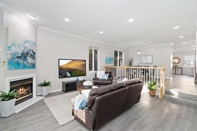 Building Photo - 3 Bedroom + Bonus Room End Unit Townhome