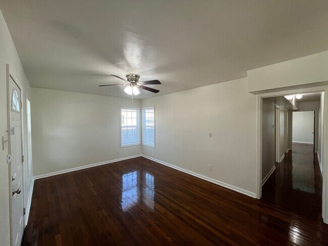 Building Photo - Well Maintained Two Bedroom One Bath!