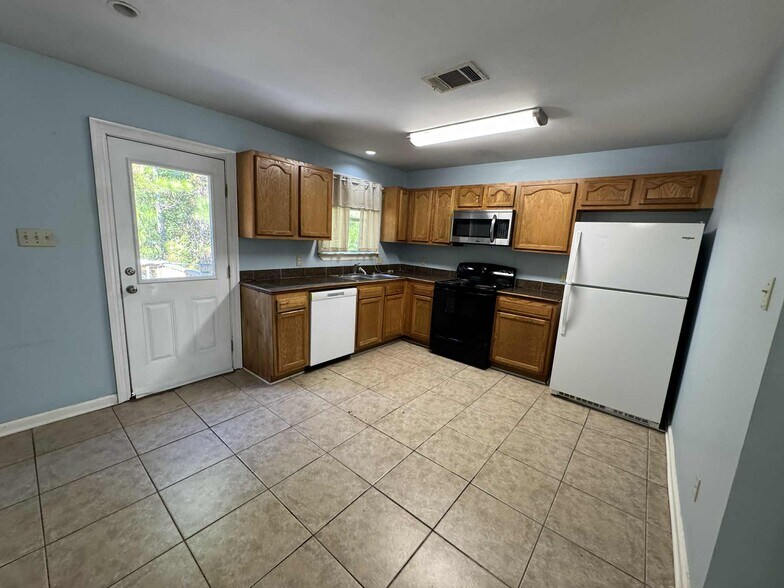 Building Photo - 6206 W Desoto St