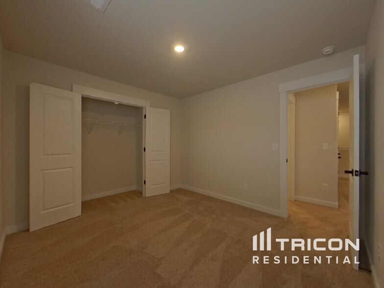 Building Photo - 1217 Crested Iris St