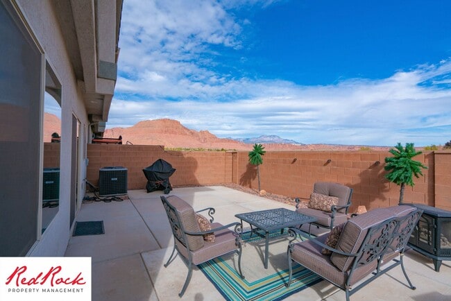Building Photo - Beautiful townhome in desirable neighborho...