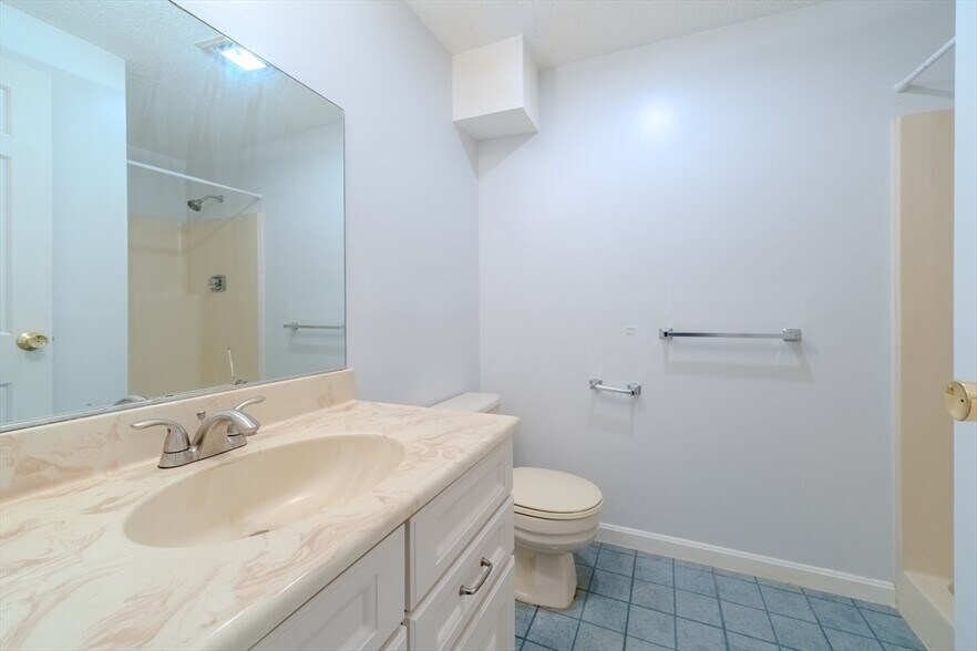 Building Photo - 255 North Rd