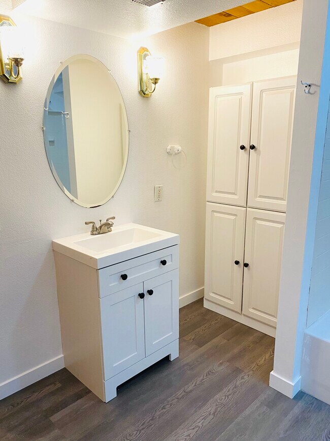 Downstairs bathroom - 17065 Foxton Dr