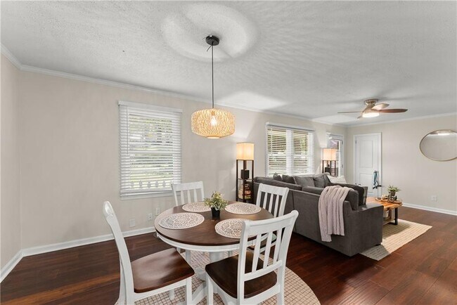 Building Photo - 269 Terrydale Dr SE