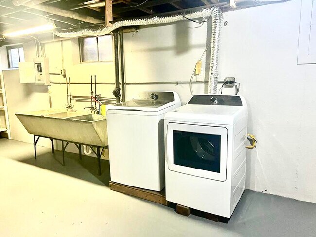 Building Photo - 6537 N Knox Ave