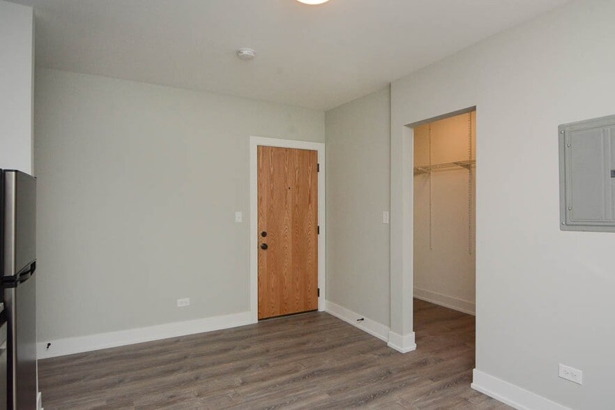 Building Photo - 533 W Belden Ave