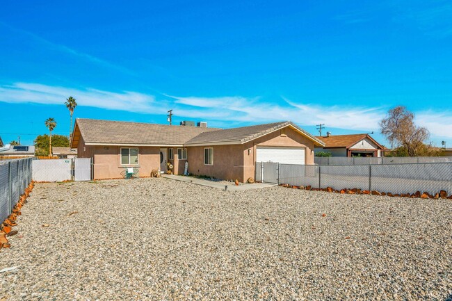 Primary Photo - 29 Palms Home with Garage