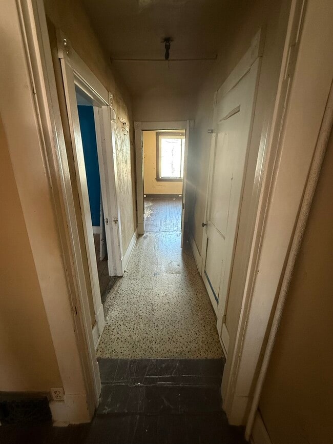 Building Photo - 2254 Lee Ave