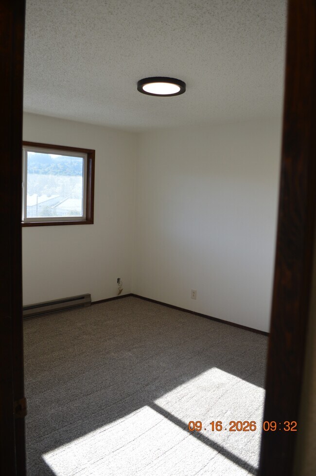 Building Photo - 665 SW Tichenor St