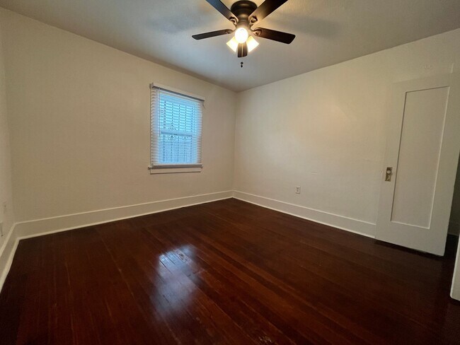 Building Photo - r2927