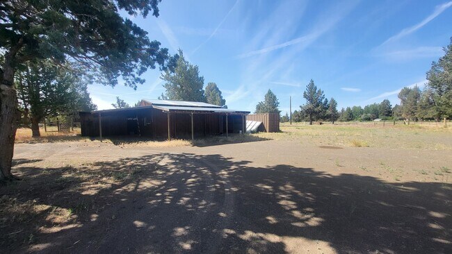 Building Photo - 4 bedroom 3 bath horse property- 6 acres i...