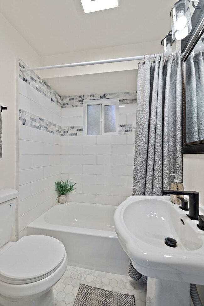 Building Photo - 2 Bedroom 1 Bathroom Charming Greenlake Home!