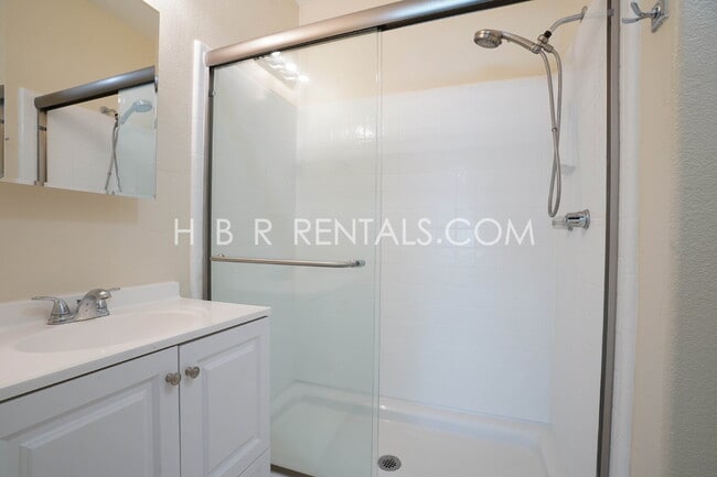 Building Photo - Charming 3-Bedroom Haven with 2 Full Baths...