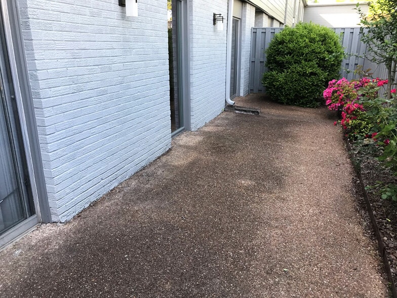 Attached fenced patio - 1900 Richard Jones Rd
