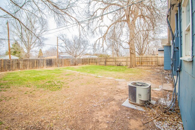 Building Photo - Spacious 3 bedroom