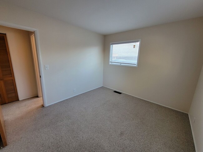Building Photo - 4 bed, 2 bath, 2 car garage