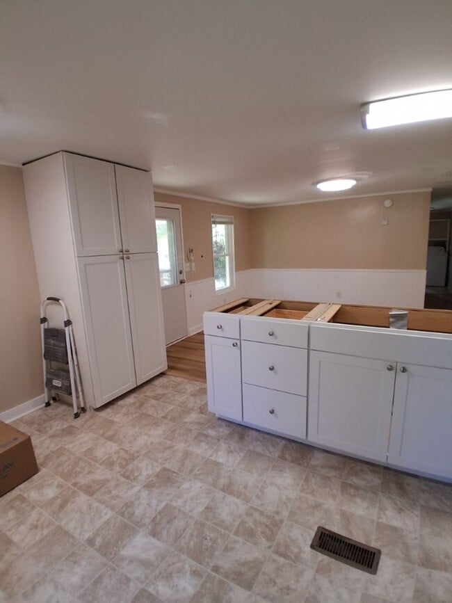 Building Photo - $1,800 - 2 Bedroom / 1 Bath Mobile Home Sitting on the Tuckasegee River