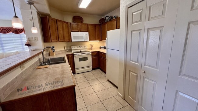 Building Photo - 1 Bed/1 Bath Upstairs Executive