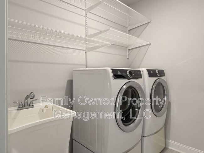 Building Photo - 208 Shortmarsh St