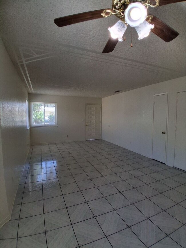 Building Photo - 5083 W Ashcroft Ave