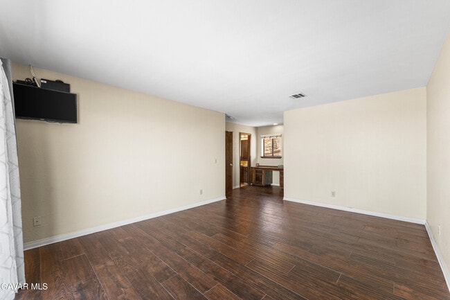 Building Photo - 1055 Lakeview Dr