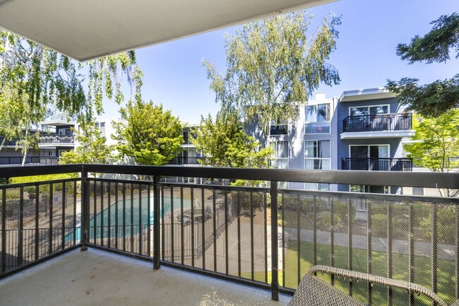 Building Photo - Conveniently Located, Furnished 1 Bed, 1 Bath Condo w/ Updated Kitchen & Bathroom