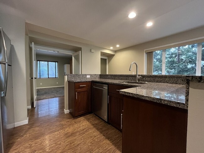 Building Photo - Ground Floor End Unit on Jantzen Beach with River Views & Flexible Living Space