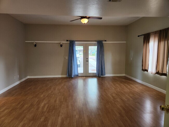 Building Photo - 93 S Rainbow Dr