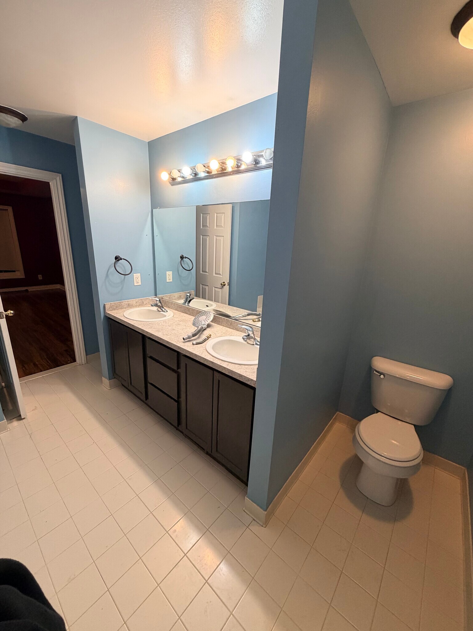 Building Photo - 5647 Hampshire Ln