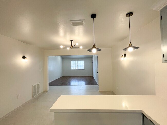 Building Photo - Centrally Located Apartment with Pool!!
