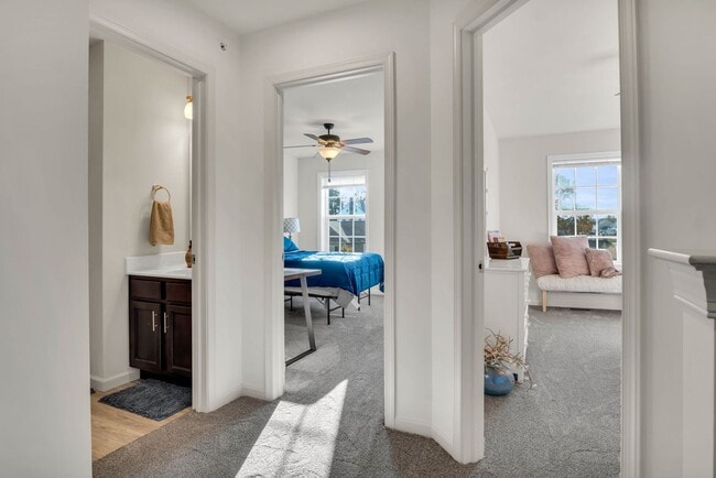 Building Photo - Luxury 4/BR, 2.5 bath townhouse