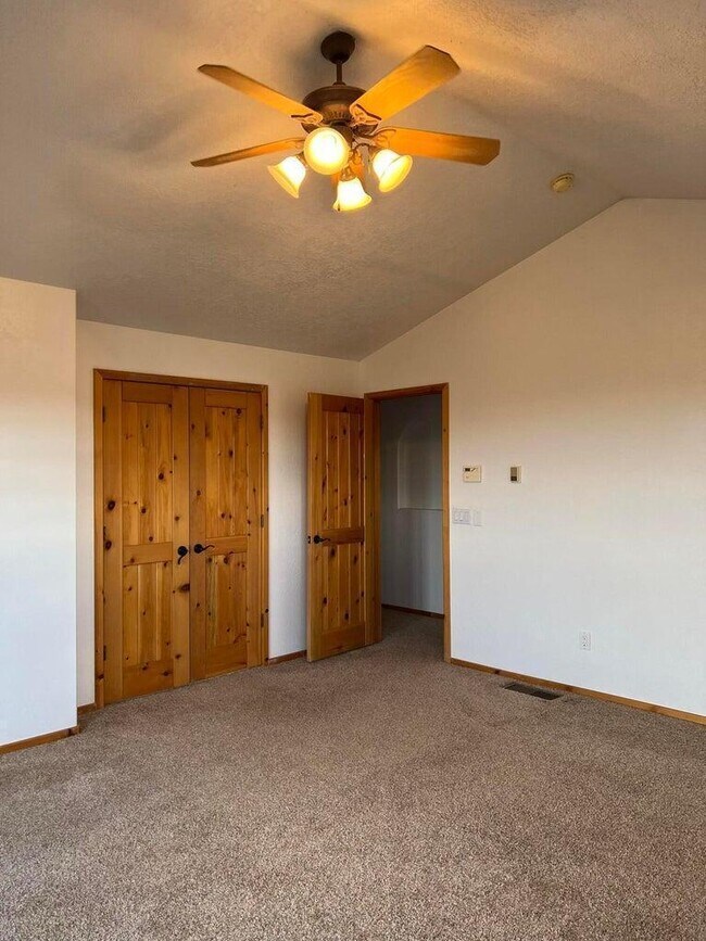 Building Photo - 16 Vista Encantada Dr