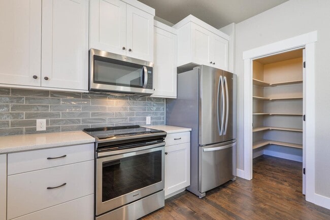 Building Photo - Beautiful, Dog Friendly, 3 Bedroom, 2.5 Ba...