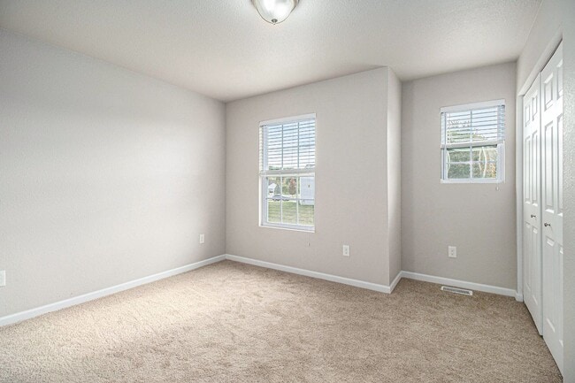 Building Photo - Immediate Occupancy Available!