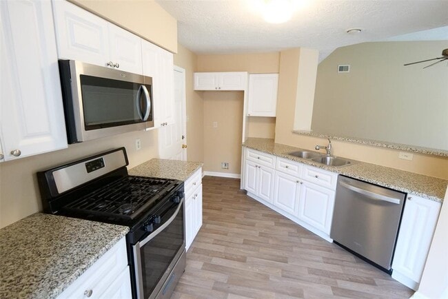 Building Photo - 22015 Kenlake Dr