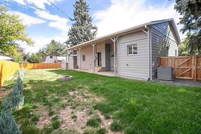 Building Photo - Renovated ranch style home home near Lake ...