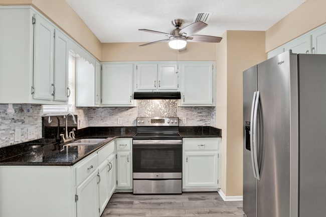Building Photo - 3 bed 2 bath home with solar panels and la...