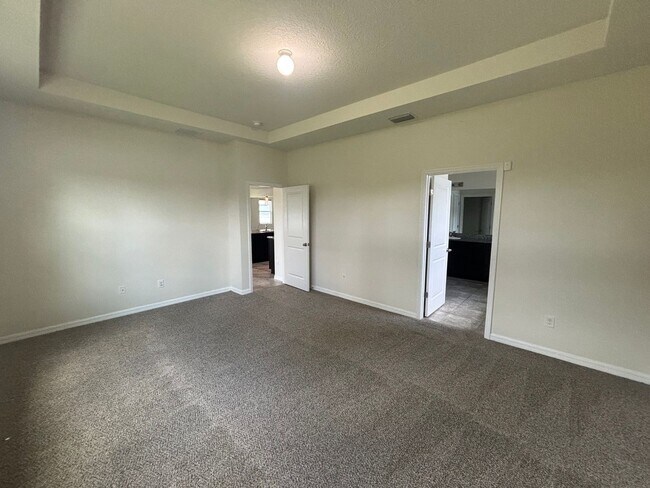 Building Photo - Spacious 4/2.5 Near 200