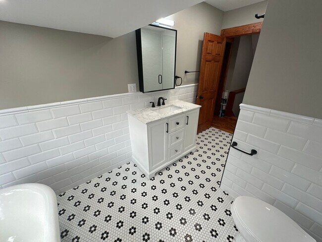 Building Photo - Short North / Victorian Village Single Family House!