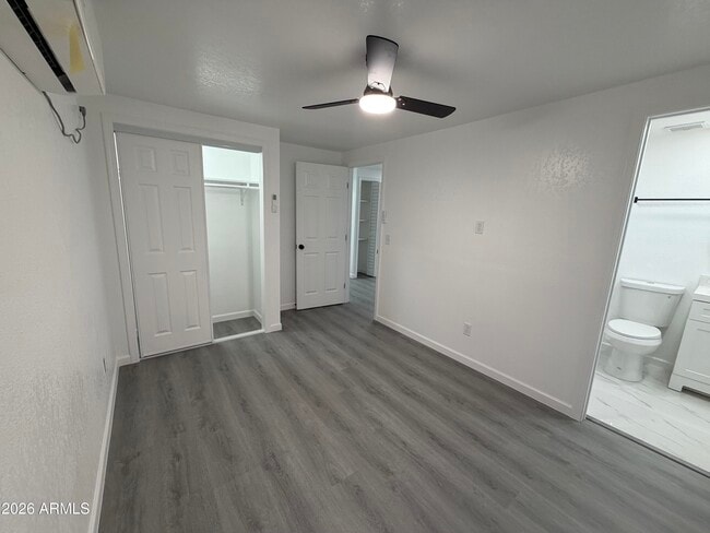 Building Photo - 615 E Oak St