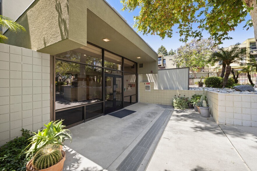 Building Photo - 898 Temple Ter