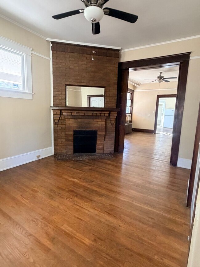 Building Photo - Come enjoy this completely renovated 1 bed/ 1 bath apartment close to shopping, walking trails, m...